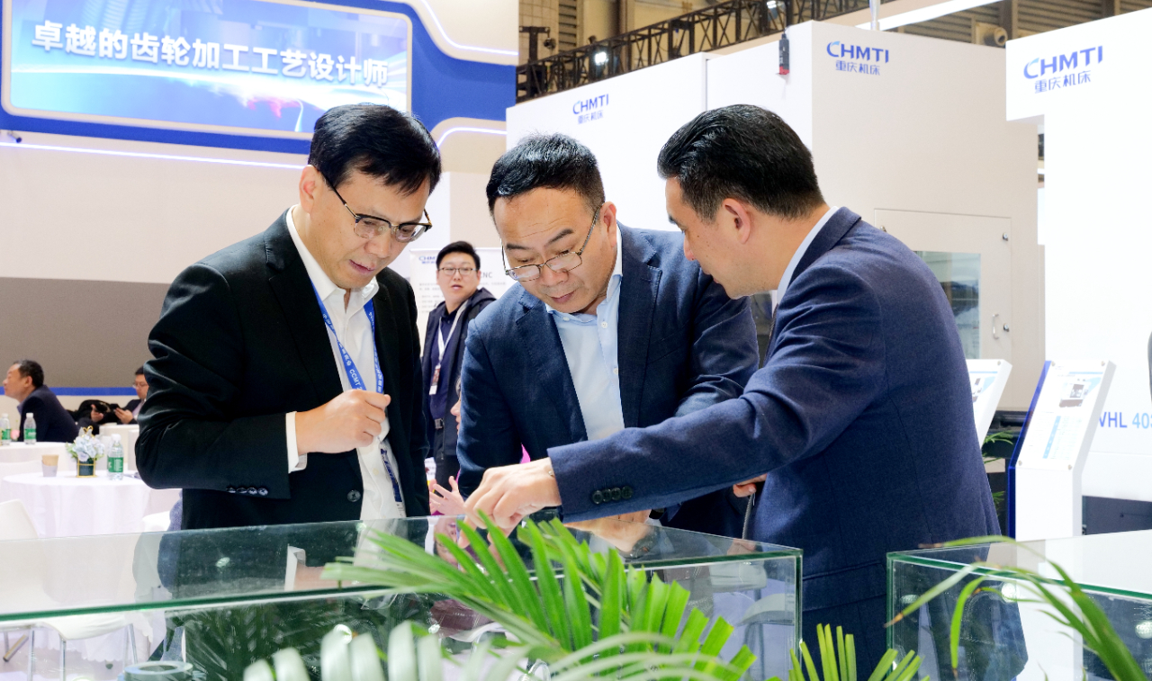 直击展会 | 机电集团董事长赵自成到公司展台指导工作